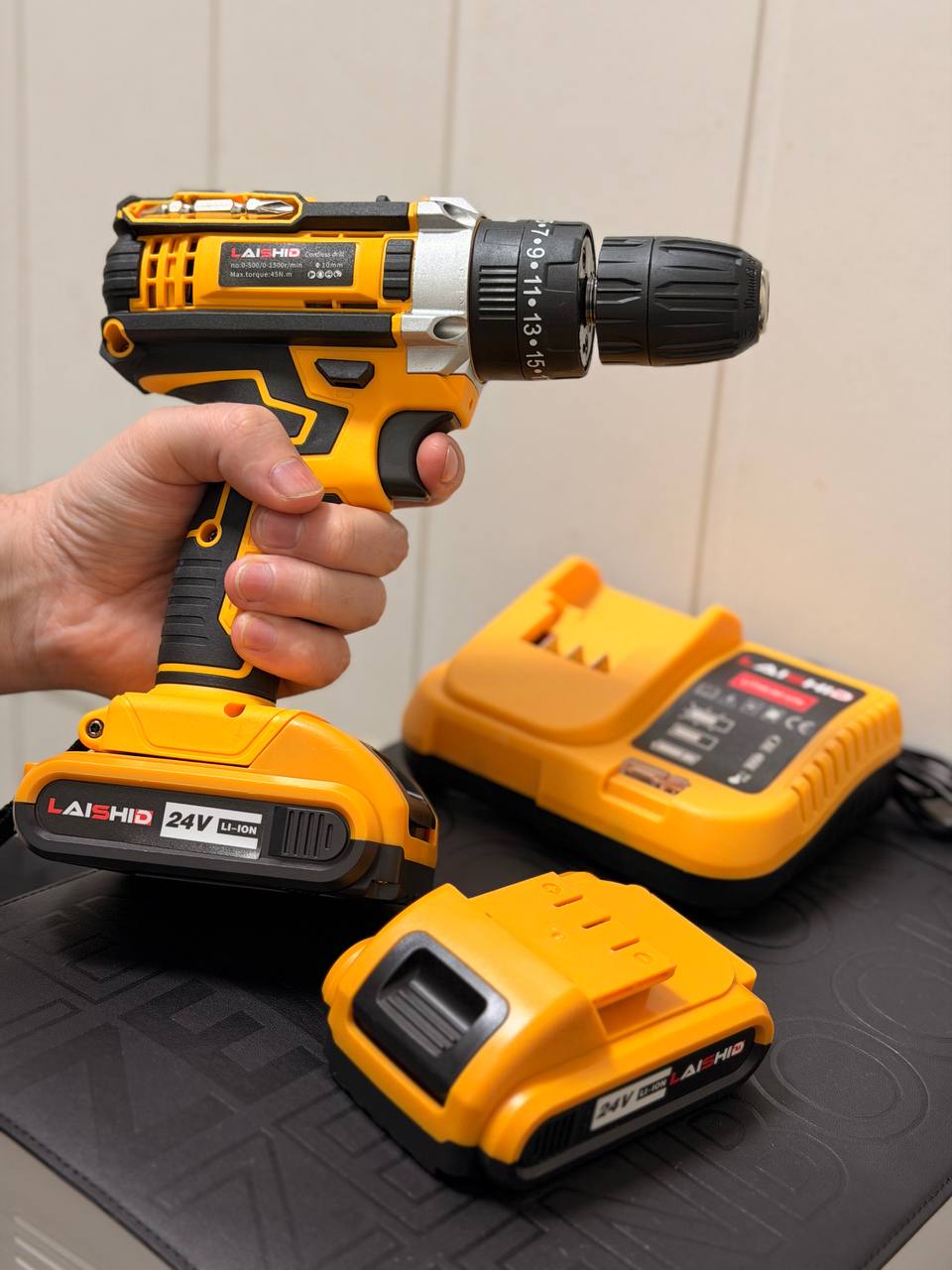 Набір інструментів із шурупокрутом